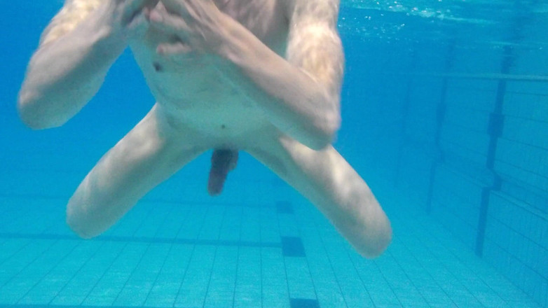 outdoor-fun: Indoor- piscina pública solo, sem cortes, homem em forma nadando