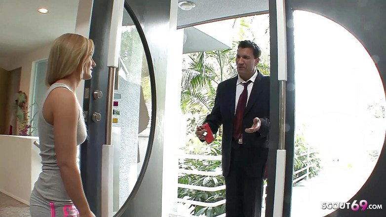 Full porn collection: Mahasiswi hot rambut pirang ini menggoda teman ibu tirinya untuk...