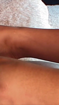 Gustose piccole dita dei piedi- la ragazza flessibile viene scopata e sborrata in faccia