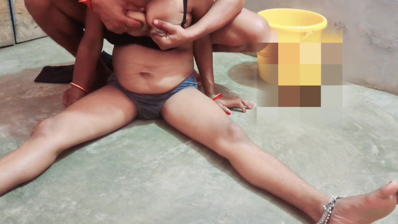 Trilokinath: Desi Indian Bhabhi First Cleaning After Them Fuck Them House...