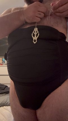 Shaun Cbt: Кроссдрессер под одеждой с подковерным бондажем и зажимами для сосков