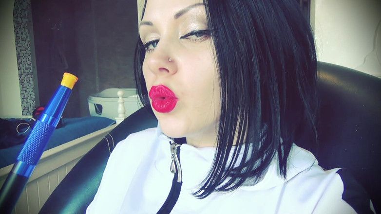 Goddess Misha Goldy: Ti tiro giù sotto il mio incantesimo di fumo