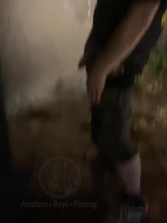AmateurBoysPissing: Ajudando Ele a Fazer Xixi Na Rua