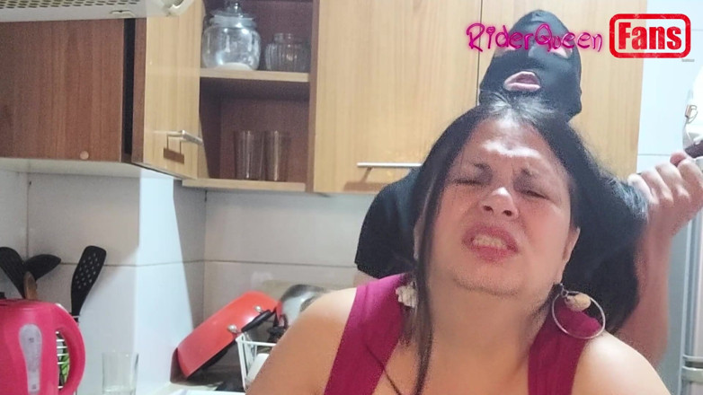 Riderqueen: Videa pro fanoušky: Maskovaný mladý muž mě šuká v kuchyni