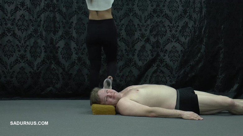 Sadurnus: Pod czarnymi trampkami Nike Nomi