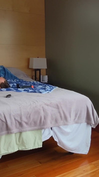 Dom Daddy吮吸和乱搞男孩的洞，激情的真实性爱