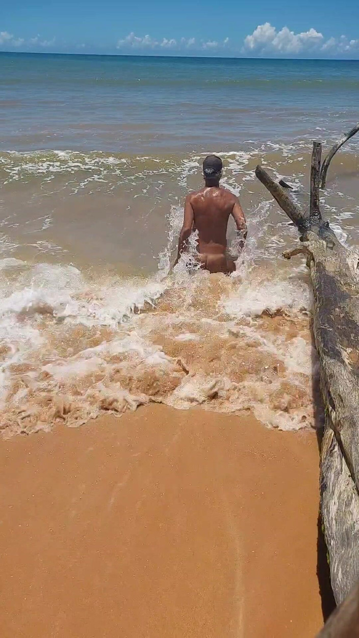 Ladysilvas: Ladysilva bogel di pantai menunjukkan pantat panas sawo matangnya dengan...