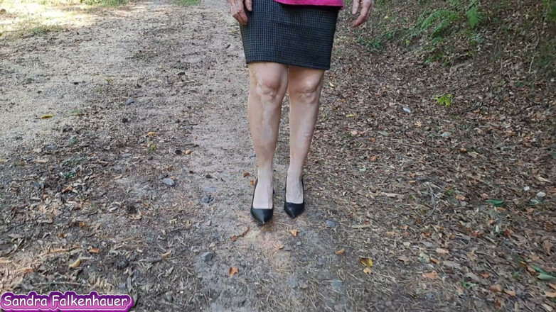 Sandra Falkenhauer - The Pissing Milf: Walk and Pee in the Forest