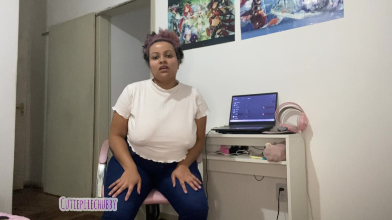 Cutiepiie Chubby: 배다른 아들 정액을 만들기 위해 의자에 앉는 계모