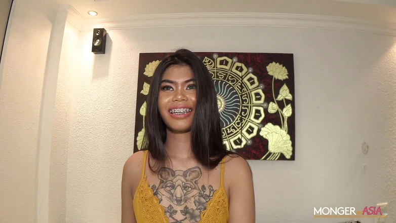 Monger In Asia: Сексуальная тайская милфа получает неожиданный кримпай