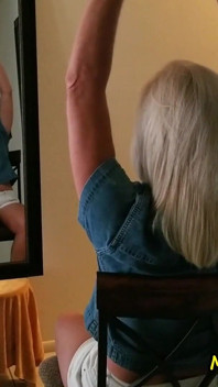 A milf erótica no espelho