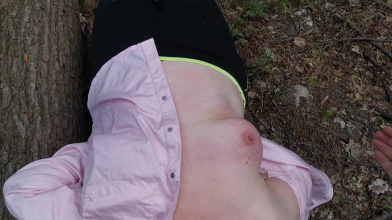 Bouncy Tits Action: Séance complète dans les bois