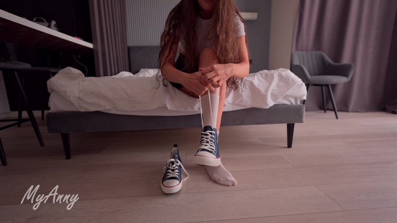 MyAnny: Une modèle aux cheveux bouclés en baskets reçoit un joli...