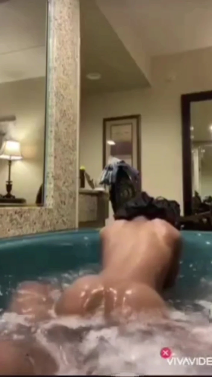 FreakyFamily: Een natte pijpbeurt uit de hottub