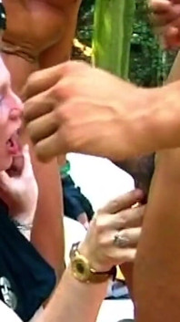 Dojrzała blondynka rozciągnięta szeroko w seks analny na zewnątrz Fisting Frenzy