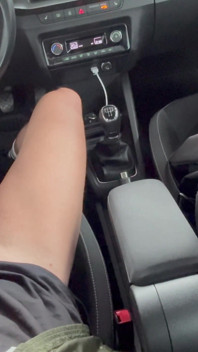 Masturbando meu pau branco grande no carro