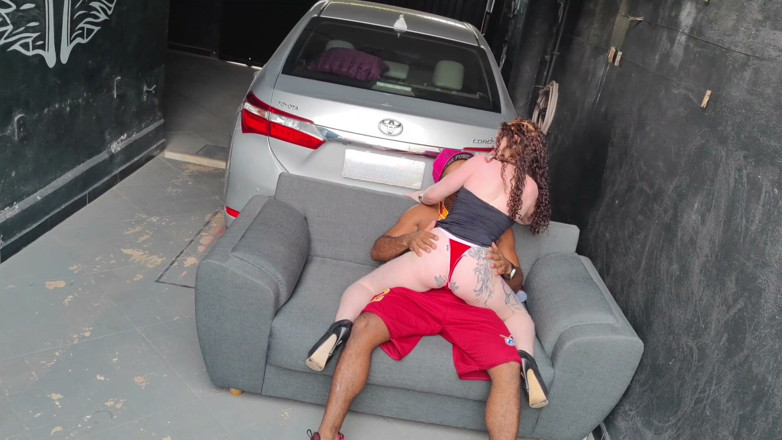 Lorrany exotica: Selepas tarian, saya membuangnya ke sofa dan membuatkannya mengongkek pantat...