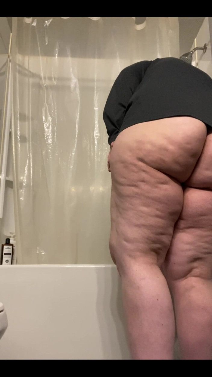 CosmicJones88: Quick Shower;)