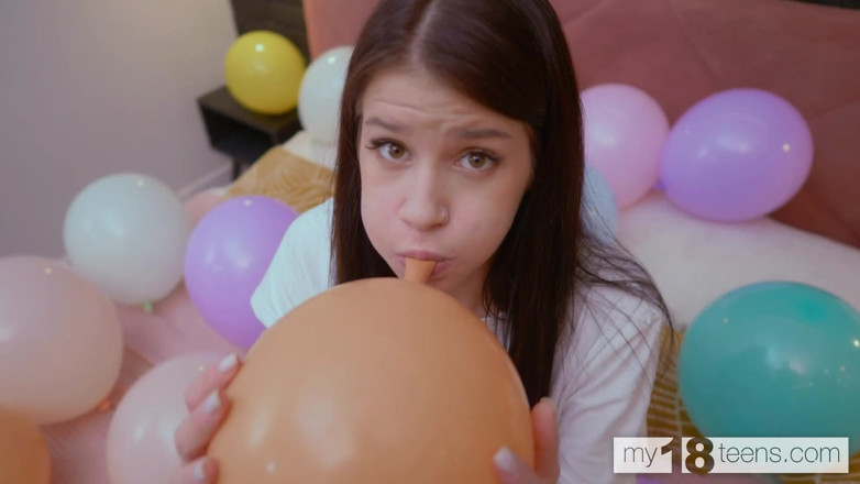 My 18 Teens: My18teens - hubená a drobná brunetka kouří balónky a šuká se robertkem