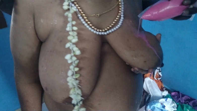 Tamil lesbian: गुलाब का दूध खिलाना हॉट स्तन और लंड चूसना