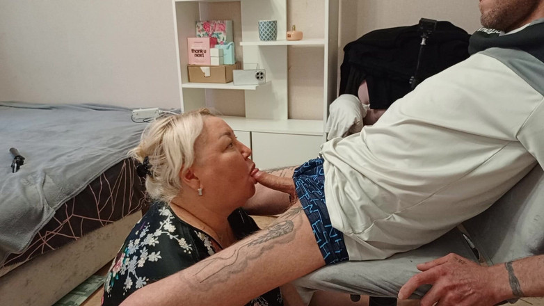 Zona901: 隣人が十分な精液を得るためにフェラチオをする