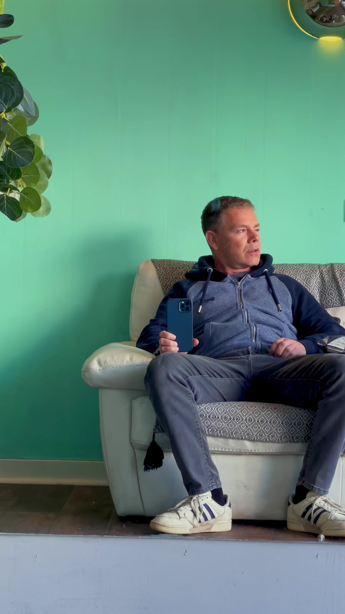 NakedFoxx: Arriesgada barbería frotando hasta el orgasmo con gente cercana