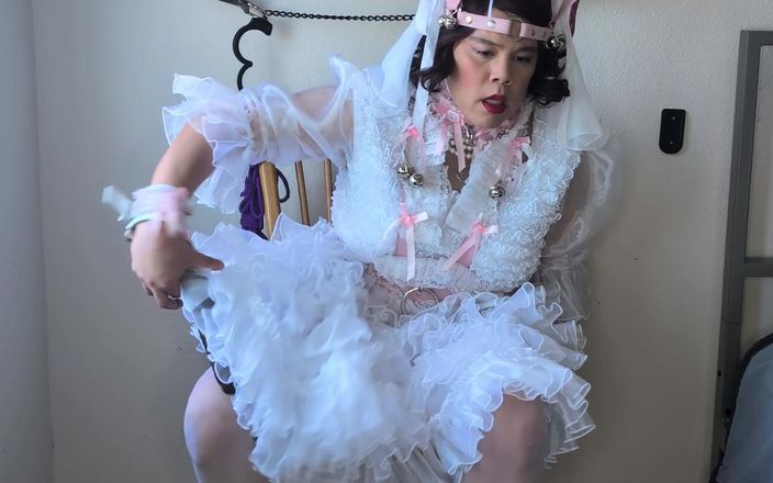 Sissy Candy: Sissy-bruid speelt met veel dildo's
