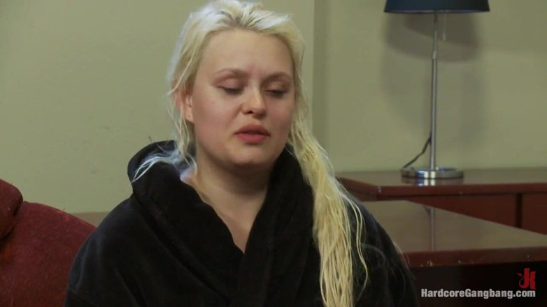 Hardcore Gangbang by Kink: Kurvige blondine lebt ihre fantasie aus, in jedes löcher gefickt...
