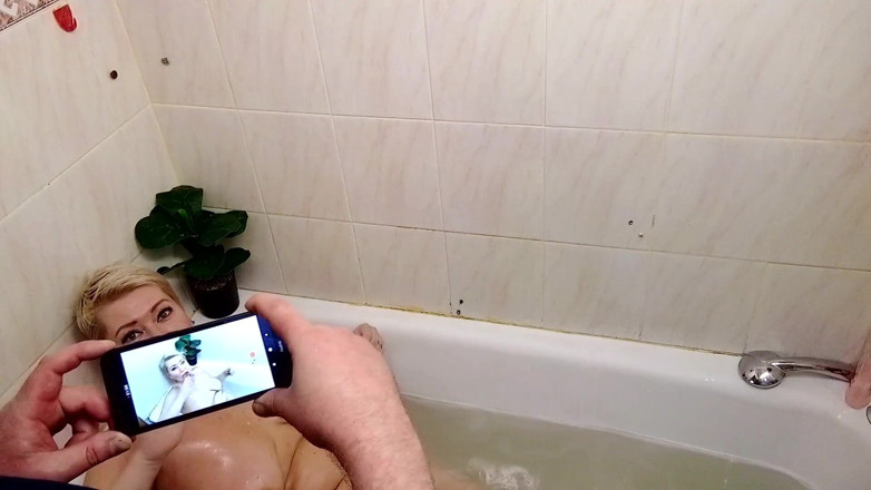 AimeeParadise: Uma puta madura toma banho e chupa um pau, esfregando...
