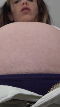 Blonder bauch neckt