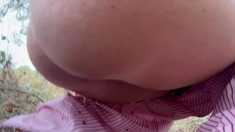 Pinkbabygx: Primo piano di una pipì lungo la strada mentre viene...