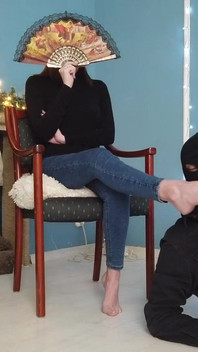 Uctívání nohou dívky v modrých džínách