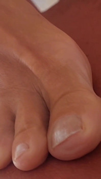 Selena lagi asik muasin memeknya - close up