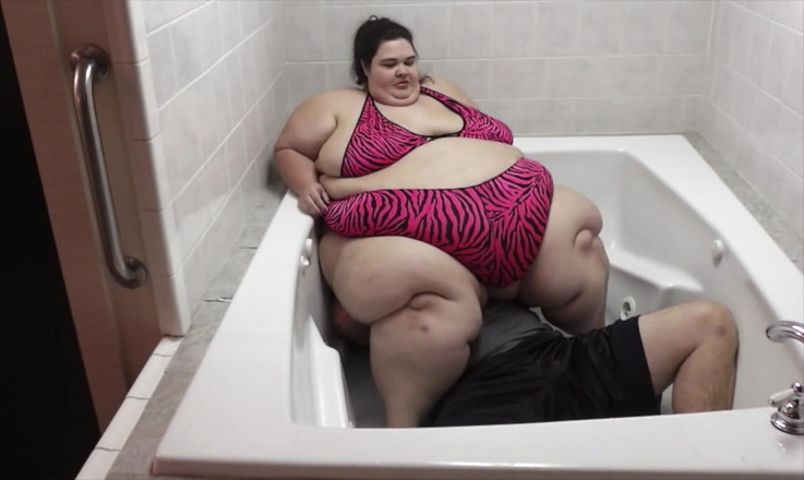 Full Weight Productions: BigmommaKat bomby tyłek w wannie