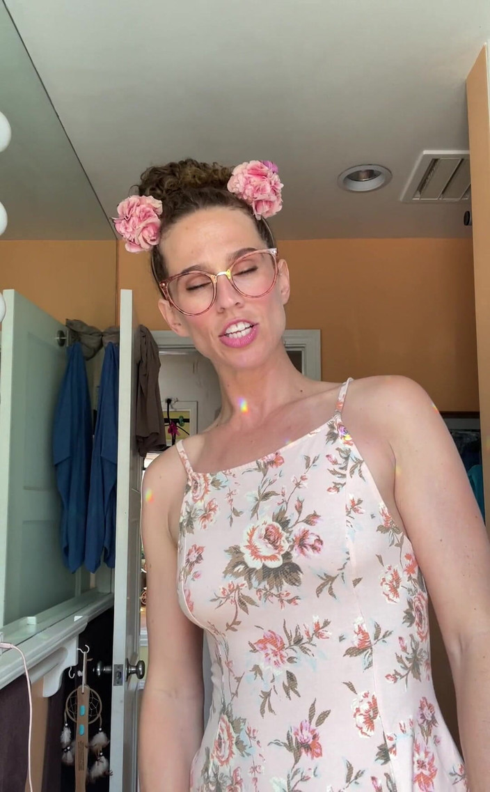 VibeWithMommy: JOi macecha se na tebe naštve za to, že si dělá...