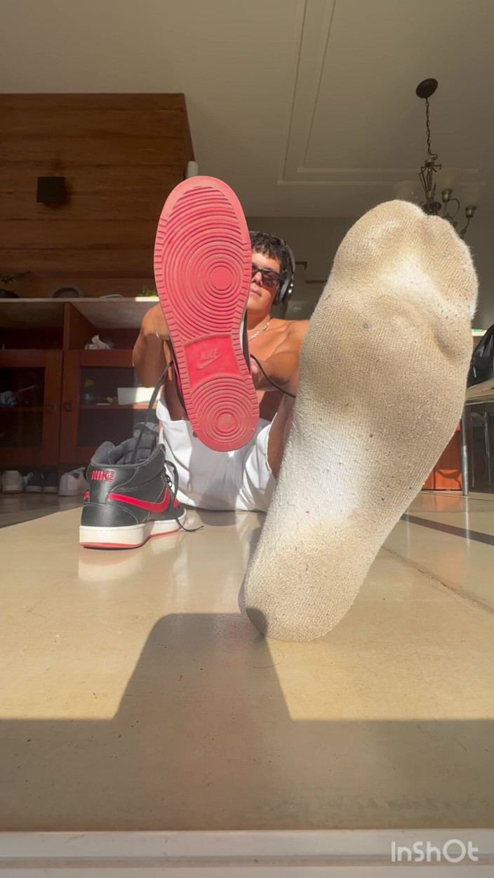 Boy feet: 이 시간에 깊게 냄새를 맡아보세요