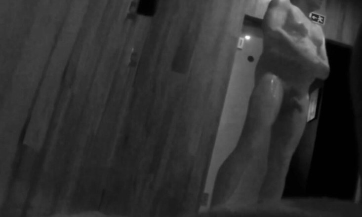 AmateurBoysPissing: Il timido figliastro viene incazzato dal patrigno nelle docce pubbliche...