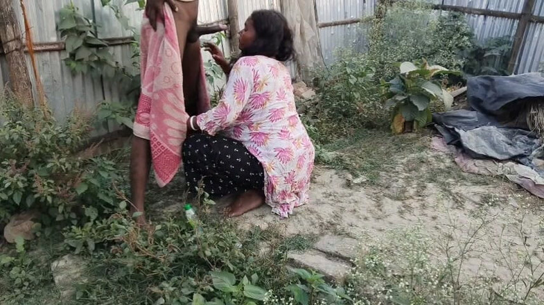 Sexydeb: Hintli ateşli kadının açık havada seksi