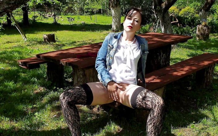 Wanilianna: Orgasme onder de schaduwrijke boom