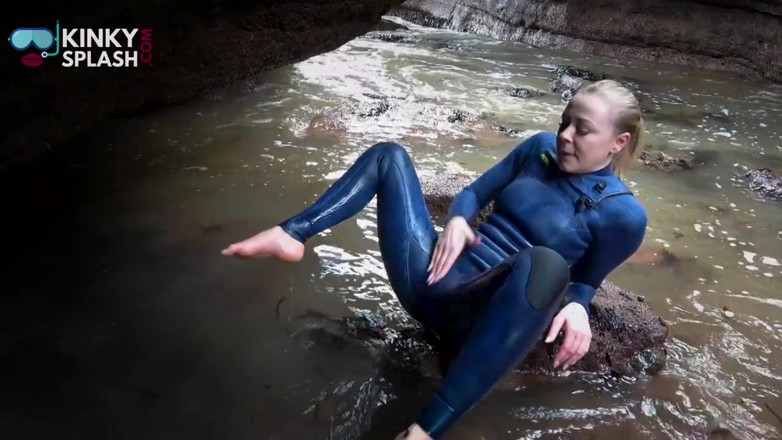 UKCuteGirl Lucy Lauren: Wetsuit joi &amp; rubdown di pinggir laut