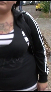 Une BBW brune excitée baise comme une salope folle sur une bite