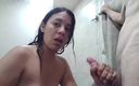 Artemisa: Mi madrastra latina colombiana se estaba bañando y quería bañarme...