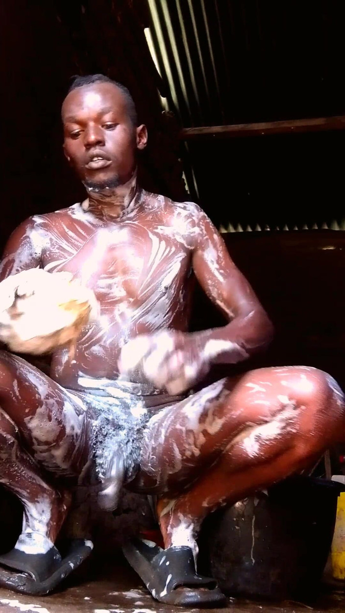 HWillovahh: Un bel ragazzo, fare il bagno in una casa di...