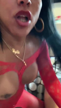 Aylla Gattina Con Su Hermoso Disfraz Le Da Un Buen Trato a Su Esclava Sexual