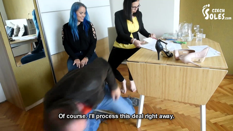 Czech Soles - foot fetish content: İki sigorta görevlisinin harika ayaklarına büyük bir anlaşmayla tapıyor!