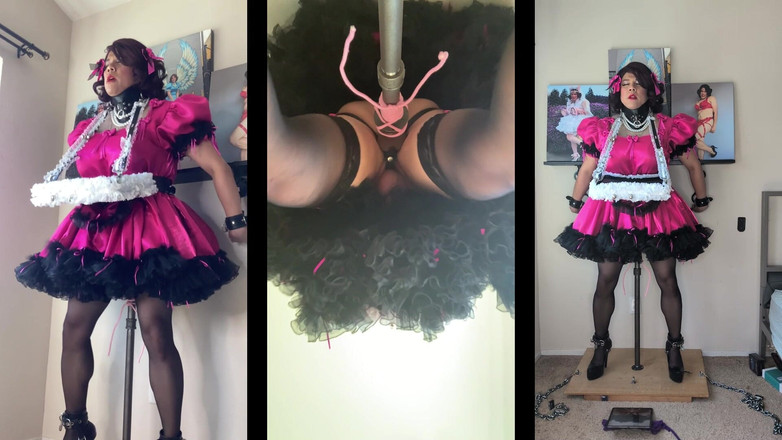Sissy Candy: Sissy-zimmermädchen mit ihrem serviertablett reitet ihren dildostand