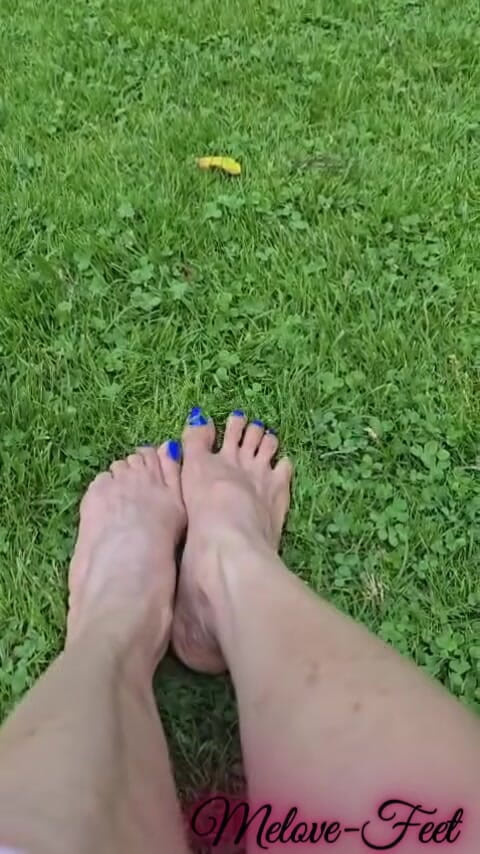 Naelor: Melove Blue lak na nehty ukazující její sexy nohy na...