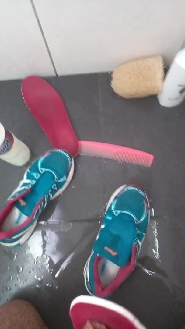 Sneakerfetish_BR: Le sneakers si scopano Asics in bagno