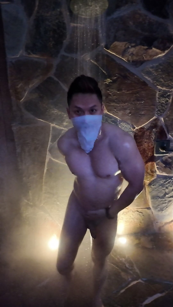 Barenakedmuscles: 裸体亚洲肌肉发达的户外淋浴柔韧 - 丰满的二头肌，6包腹肌，v-taper背部和大量射精