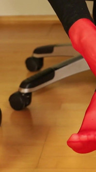 Rote strümpfe &stiletto Footplay unter leggings
